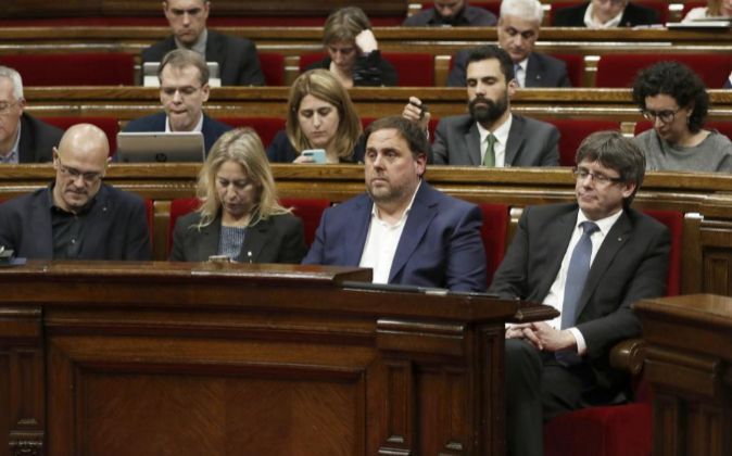 El presidente de la Generalitat, Carles Puigdemont (d); el...