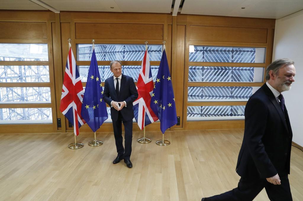 El embajador británico ante la Unión Europea, Tim Barrow (dcha),...