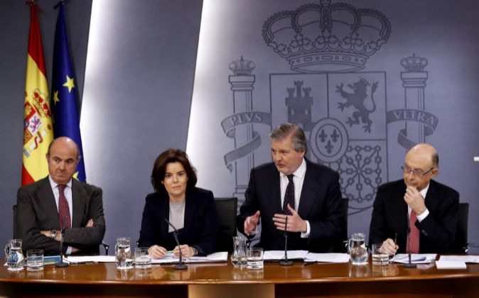 El ministro de Economía, Luís de Guindos, la vicepresidenta del...