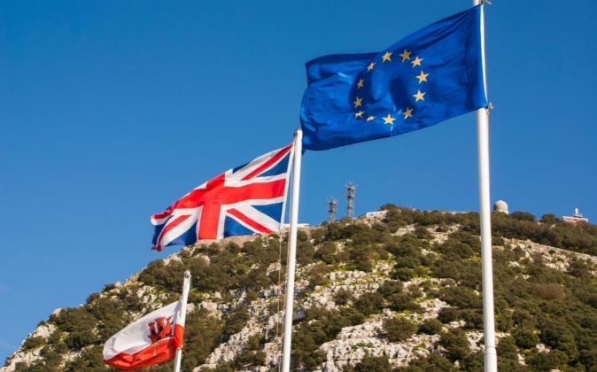 Banderas de Gibraltar, Reino Unido y la Unión Europea en el Peñón...