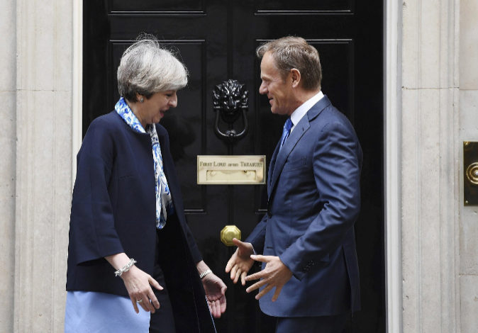 La primera ministra británica, Theresa May, recibe al presidente del...