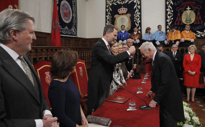 Eduardo Mendoza recibe el reconocimiento de manos del Rey Felipe este...