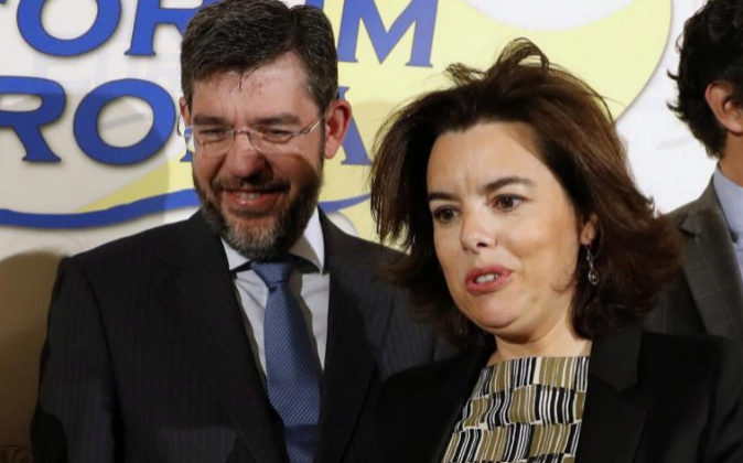 La vicepresidenta del Gobierno, Soraya Sáenz de Santamaría y el...