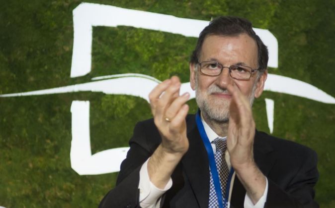 El presidente del Gobierno y del Partido Popular, Mariano Rajoy,...