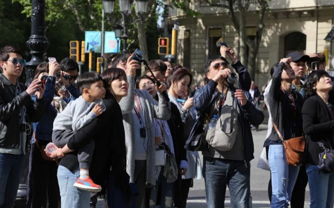 Turistas asiáticos en Barcelona.