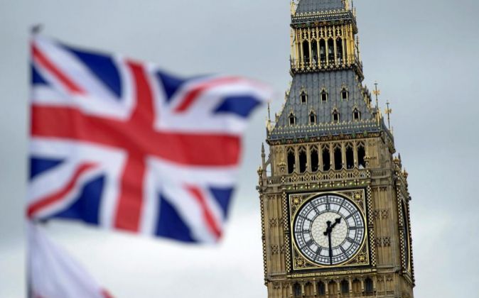 Una bandera británica ondea junto al Big Ben de Londres, Reino Unido.