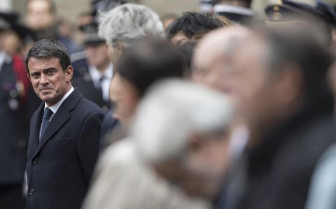 El exprimer ministro de Francia Manuel Valls (i) asiste al homenaje al...