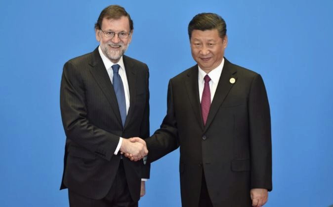 El presidente del Gobierno, Mariano Rajoy con el presidente chino, Xi...