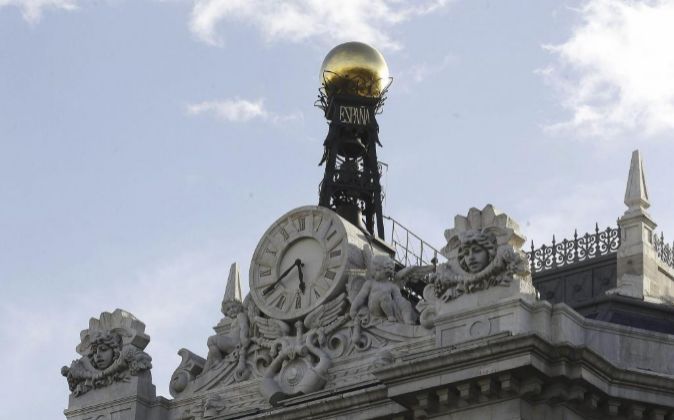 Reloj en la fachada de la sede del Banco de España, en la Plaza de...