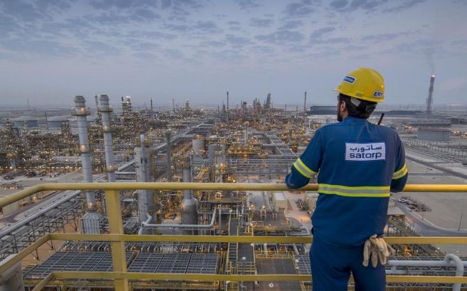 Imagen de una refinería en Arabia Saudí