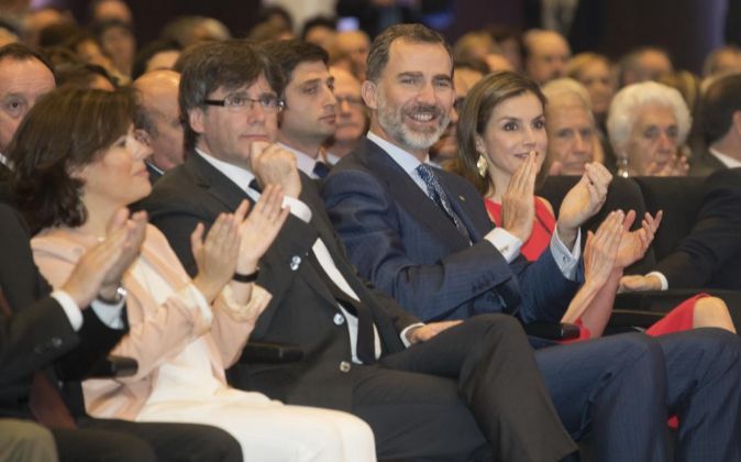Los Reyes de España, Felipe VI y Letizia, junto al presidente de la...