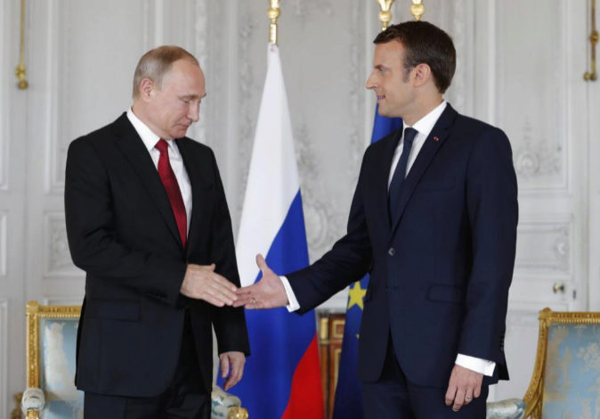El presidente francés, Emmanuel Macron, recibe a su homólogo ruso,...