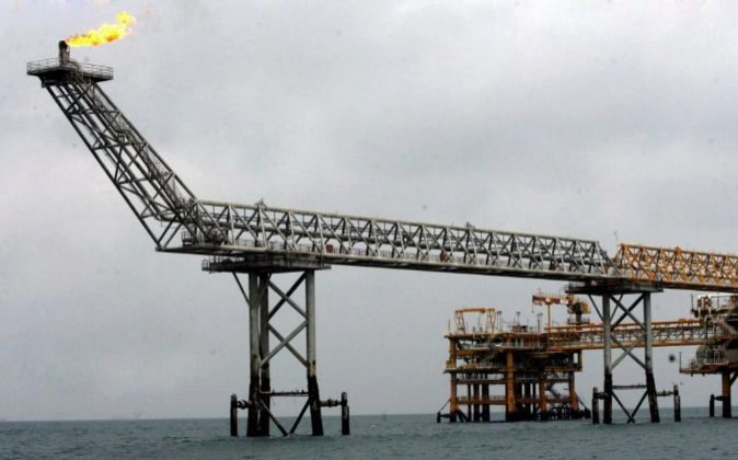 Instalaciones petrolíferas en el Golfo Pérsico al límite de aguas...