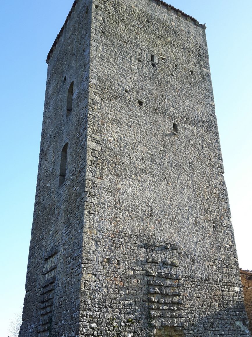 Torre de seis plantas del siglo XII, situado en las inmediaciones de...