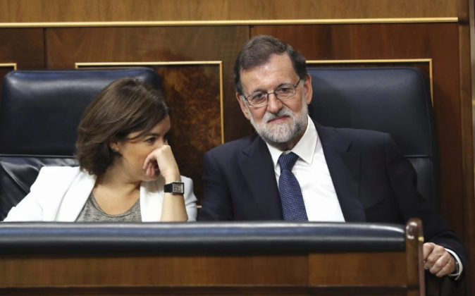 El presidente del Gobierno, Mariano Rajoy, y la vicepresidenta, Soraya...