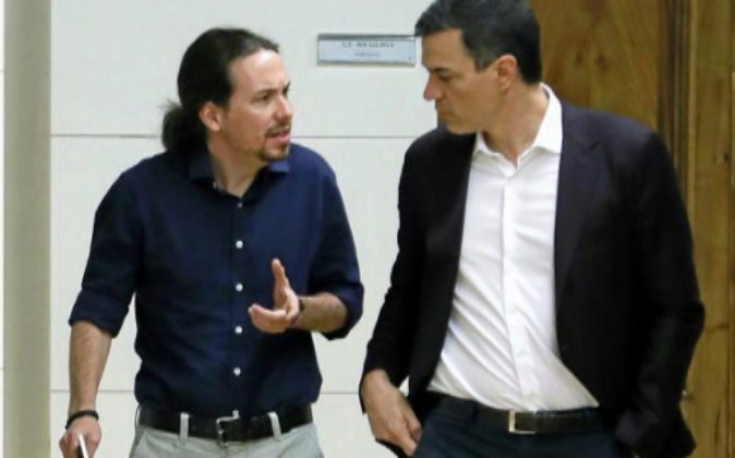 Iglesias y Sánchez el pasado 30 de marzo de 2016 en el Congreso,...