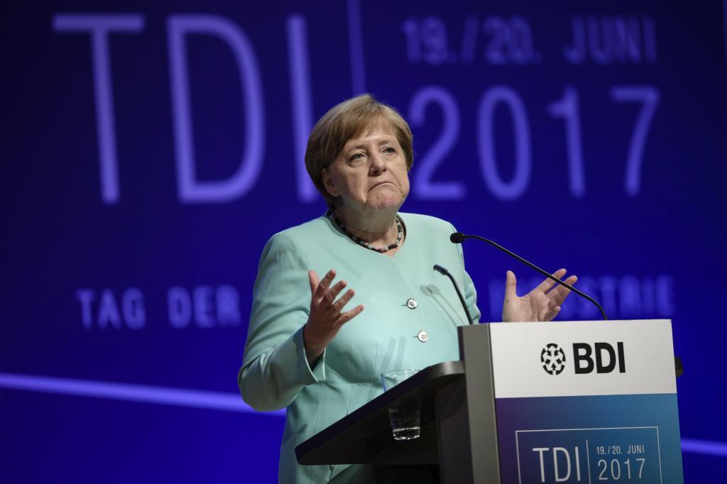 La canciller alemana, Angela Merkel, da un discurso durante el...