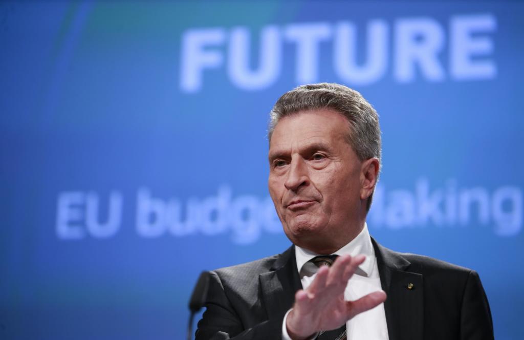 El responsable europeo de Presupuesto, Günther Oettinger, ofrece una...
