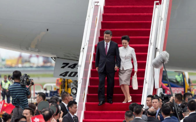 El presidente chino, Xi Jinping, y la primera dama, Peng Liyuan, salen...