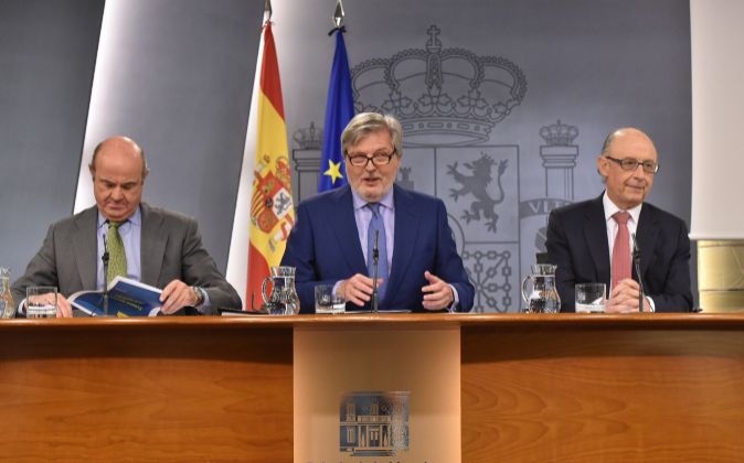 El portavoz del Gobierno, Íñigo Méndez de Vigo, flaqueado hoy por...