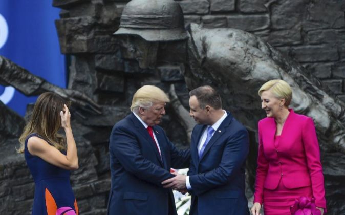 El presidente polaco, Andrzej Duda (2d), en presencia de su esposa,...