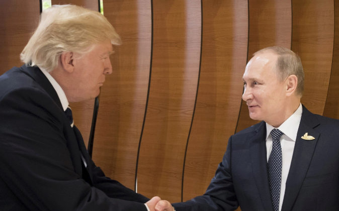 Vladimir Putin, presidente de Rusia, y Donald Trump, presidente de...