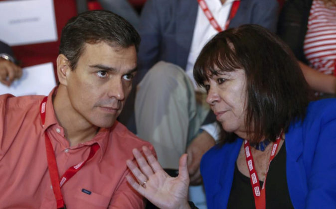 El secretario general del PSOE, Pedro Sánchez, y la presidenta del...