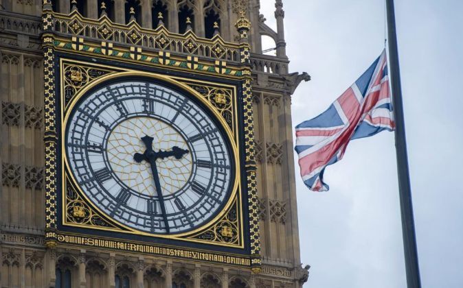 Vista de la bandera de Reino Unido en la sede del parlamento...