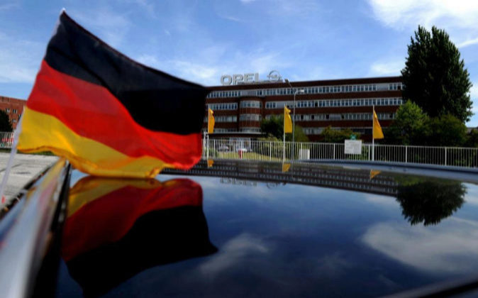 Una bandera alemana ondea sobre un coche en una de las plantas de Opel...
