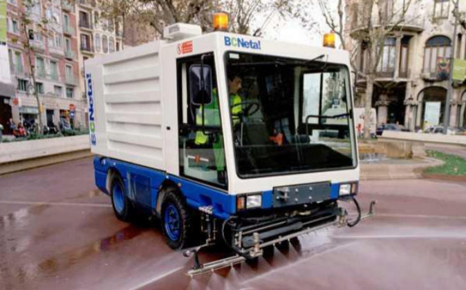 Camión de recogida de basura y limpieza de FCC en Barcelona.