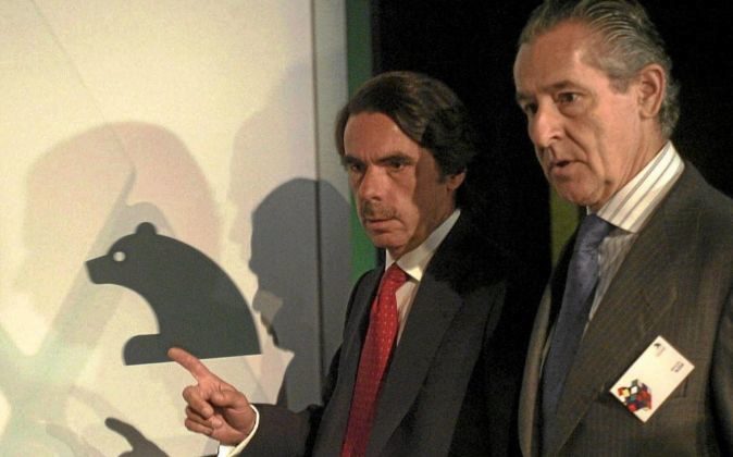El ex presidente del Gobierno José María Aznar (izq), junto a Miguel...