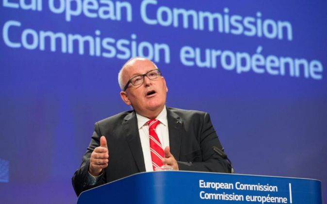 El vicepresidente de la Comisión Europea (CE), Frans Timmermans, en...