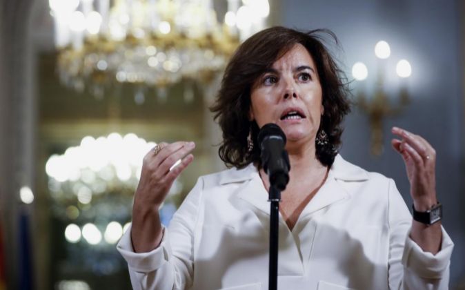 La vicepresidenta del Gobierno, Soraya Sáenz de Santamaría, durante...