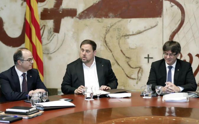 El presidente de la Generalitat, Carles Puigdemont (d) junto al...