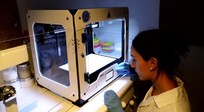 Nieves Cubo trabaja en la impresora 3D.