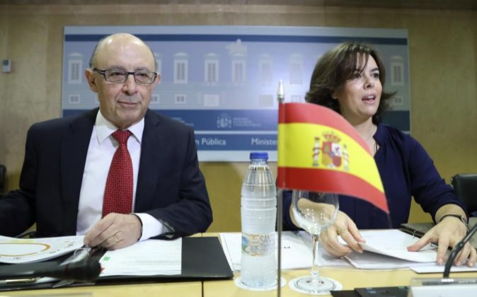 El ministro de Hacienda, Cristóbal Montoro, y la vicepresidenta del...