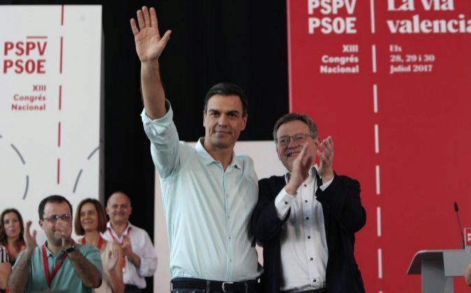 El secretario general del PSOE, Pedro Sánchez (i) y el líder de los...