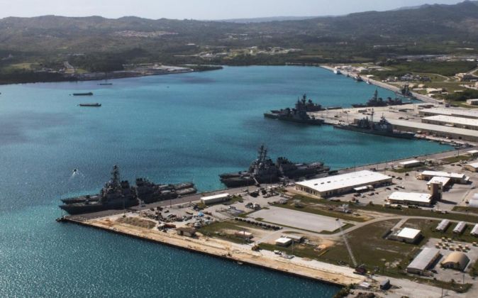Base naval estadounidense en el puerto de Apra (Guam).