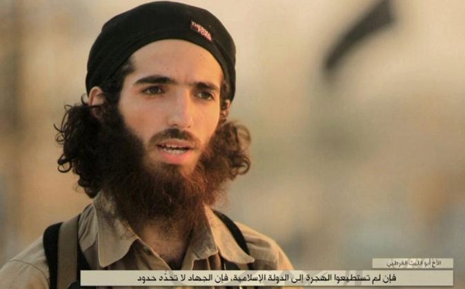 Imagen en la que un terrorista del grupo yihadista Estado Islámico...