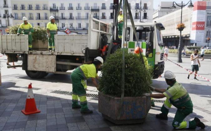 Operarios del Ayuntamiento de Madrid colocan jardineras en la...