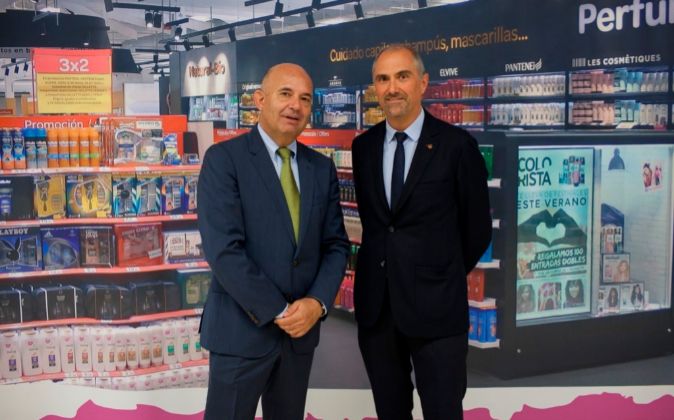 Francisco Villaescusa y Ángel Monreal, en la tienda Carrefour de Gran...
