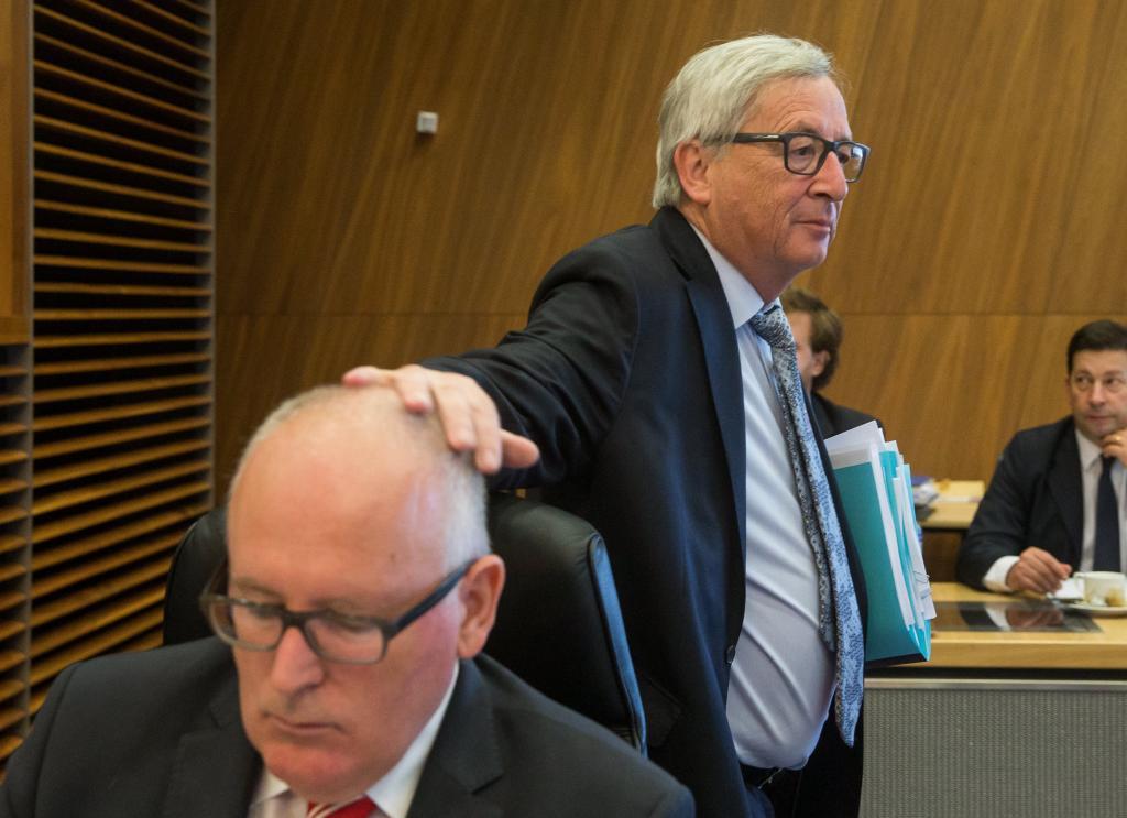 El presidente de la Comisión Europea (CE), Jean-Claude Juncker (d),...