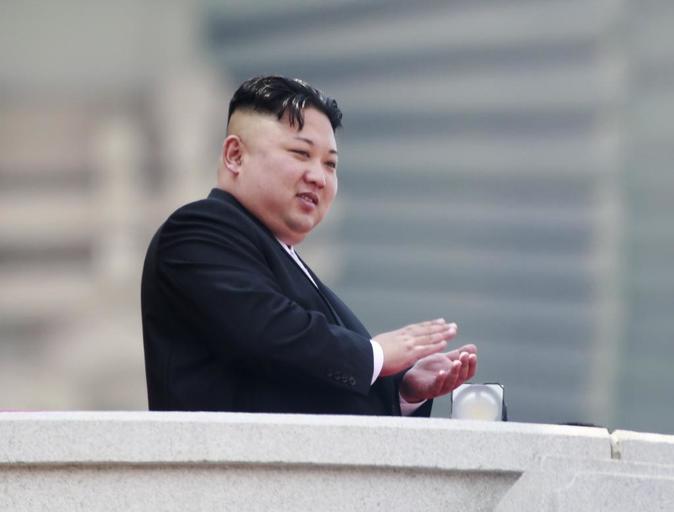 El líder norcoreano Kim Jong-un aplaude desde un balcón mientras...