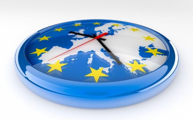 Reloj con un mapa de la Unión Europea.