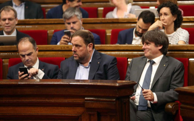 El presidente de la Generalitat, Carles Puigdemont (d), junto al...