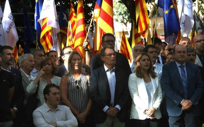 El expresident de la Generalitat Artur Mas (c), junto a los dirigentes...