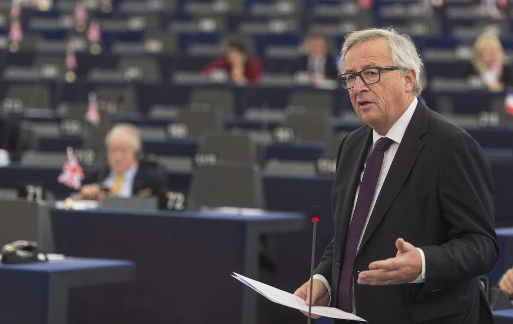El presidente de la Comisión Europea, Jean-Claude Juncker, da un...
