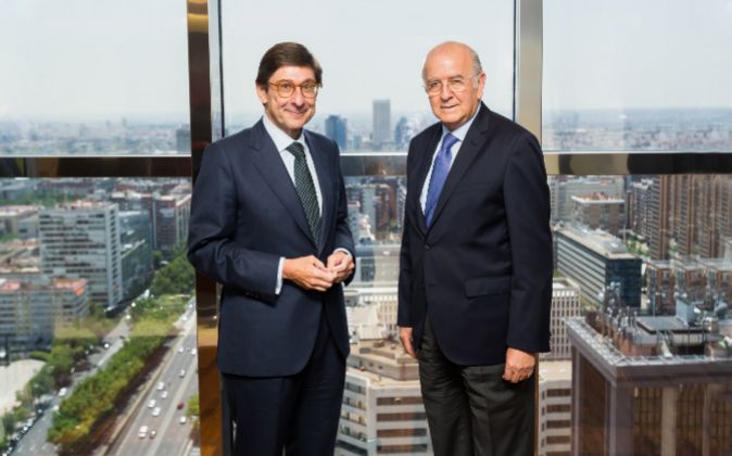 José Ignacio Goirigolzarri, presidente de Bankia (izq.) y Carlos...