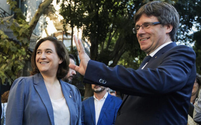 El presidente de la Generalitat, Carles Puigdemont, junto a la...