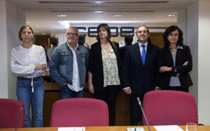 Los representantes de UGT y CCOO, Gonzalo Pino (2i), Isabel Araque (i)...